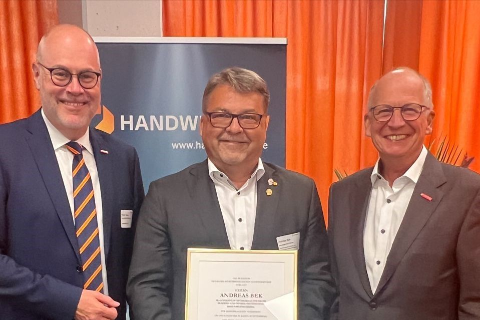 Andreas Bek erhielt die Goldene Ehrennadel für sein über 20-jähriges Engagement im Handwerk des Landes Baden-Württemberg; von links: Peter Haas, Andreas Bek, Rainer Reichhold. (Quelle: FVEITBW)